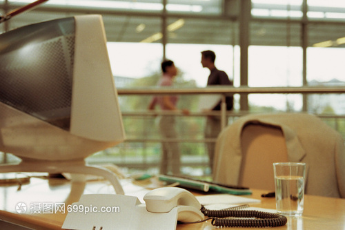 打造高效辦公環境 辦公桌與設備的協同優化